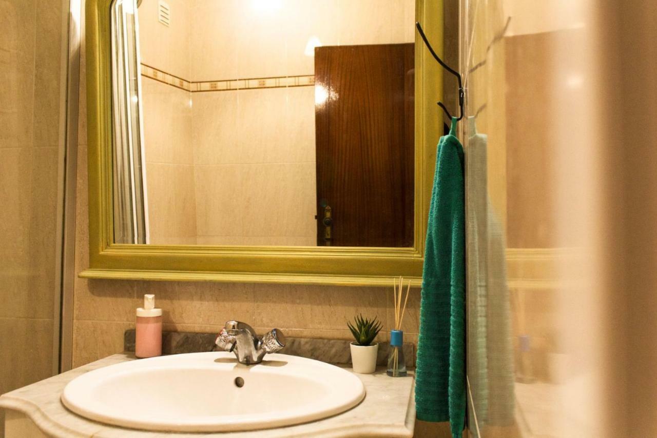 Cama num Dormitório Misto com 4 Camas